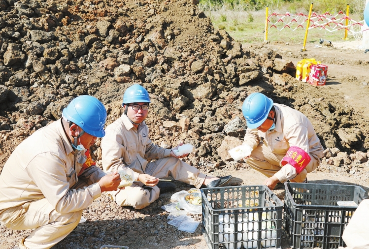 海南送變電公司圓滿(mǎn)完成環(huán)島旅游公路電力遷改工程任務(wù)