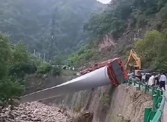 陜西寶雞隴縣：80米風電扇葉運輸車歪倒，正救援