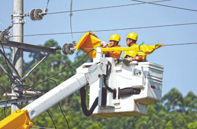 四川廣安：40攝氏度，他們帶電作業(yè)