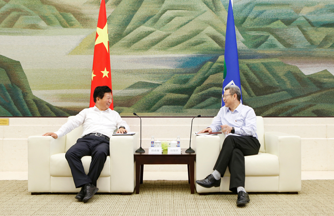 錢智民會(huì)見(jiàn)煙臺(tái)市委副書記、市長(zhǎng)鄭德雁