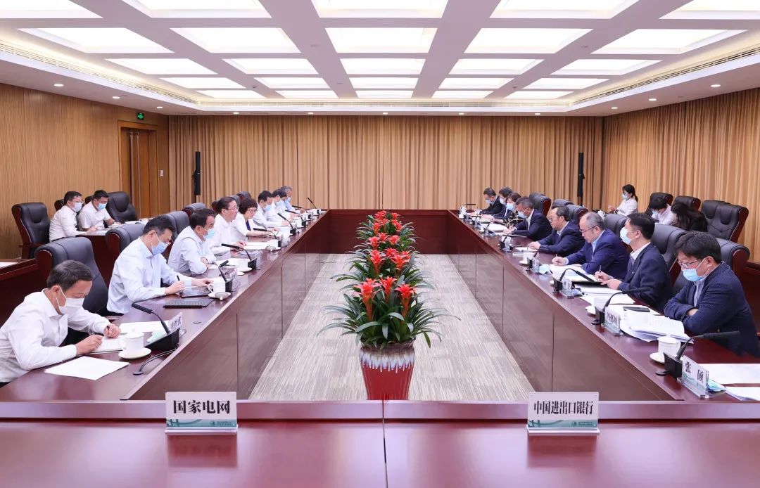 國(guó)家電網(wǎng)公司董事長(zhǎng)、黨組書記辛保安與進(jìn)出口銀行董事長(zhǎng)吳富林會(huì)談