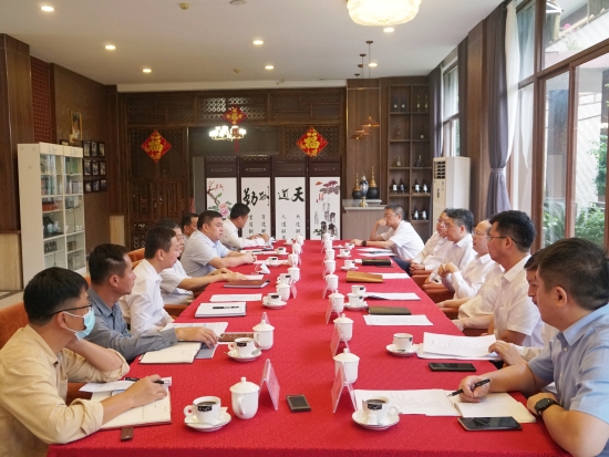 中國(guó)電建黨委常委、副總經(jīng)理徐鵬程與海南萬(wàn)寧市委書(shū)記蓋文啟、市長(zhǎng)王三防座談