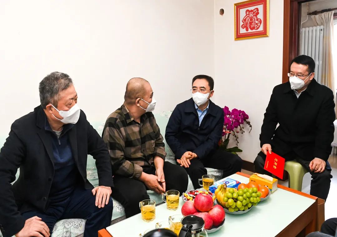 鄒磊、劉明勝走訪慰問退休老領(lǐng)導(dǎo)、勞模遺屬、困難黨員群眾