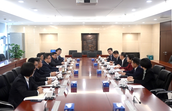 中國電建黨委常委、副總經(jīng)理王小軍與中國華電集團(tuán)黨組成員、副總經(jīng)理李旭紅會談
