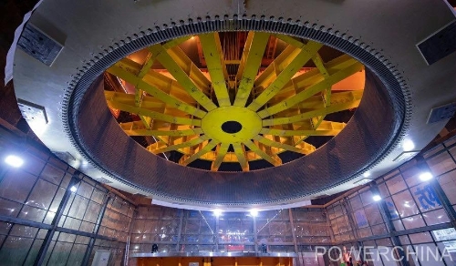 黃河上游在建海拔最高、裝機(jī)容量最大的水電站首臺(tái)機(jī)組定子順利吊裝