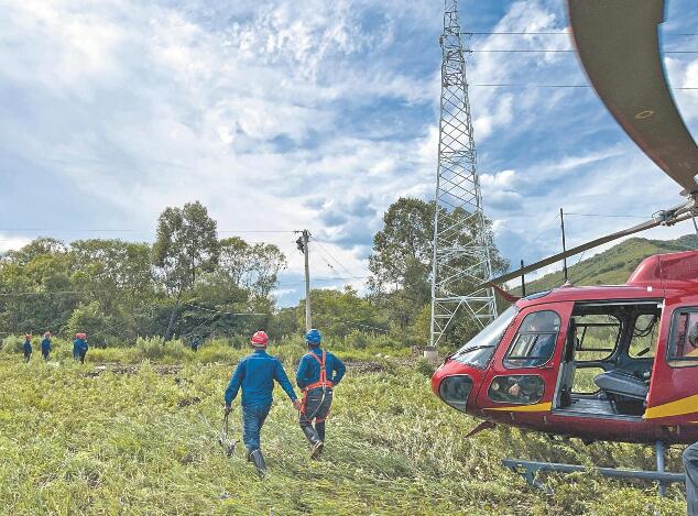 蒙東呼倫貝爾供電公司搭乘直升機深入現場搶修線路