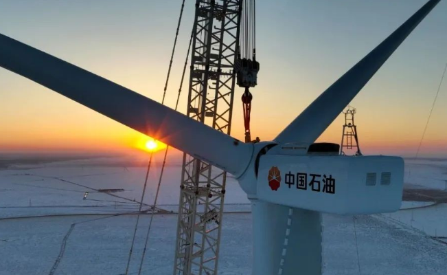 中國石油在建單體規(guī)模最大集中風電項目——昂格55萬千瓦風電項目首臺風機成功吊裝！