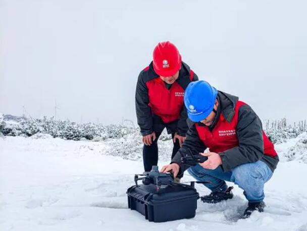 國(guó)網(wǎng)偃師供電公司雪后特巡保供電 護(hù)航城市“生命線(xiàn)”