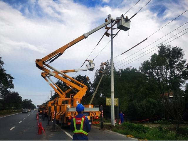 國網(wǎng)郫都供電公司“雙車”帶電緊急搶修，確保上萬群眾用電無憂