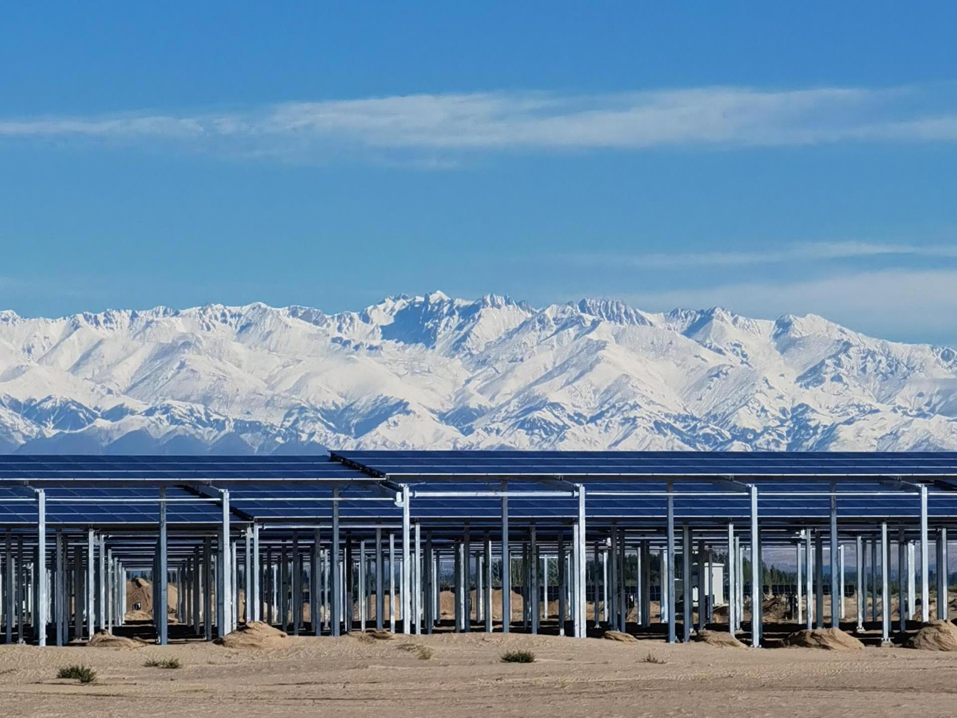 中國電建百億級牧光互補項目正式投產(chǎn)